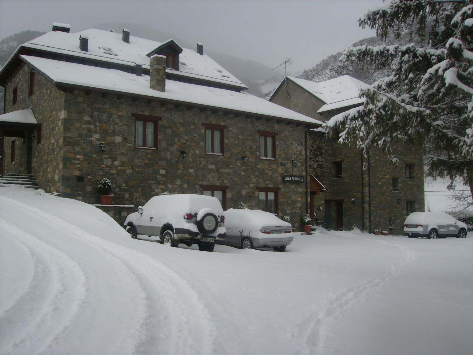 Hostal Pernalle Hotel Erill la Vall Bagian luar foto