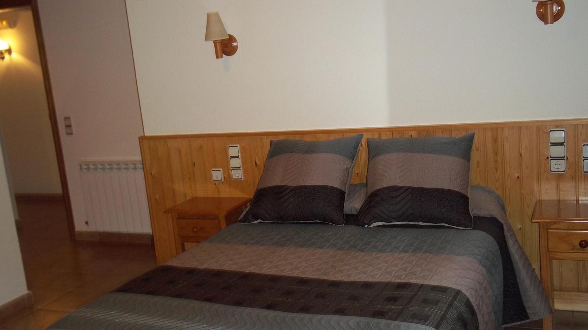 Hostal Pernalle Erill la Vall Bagian luar foto