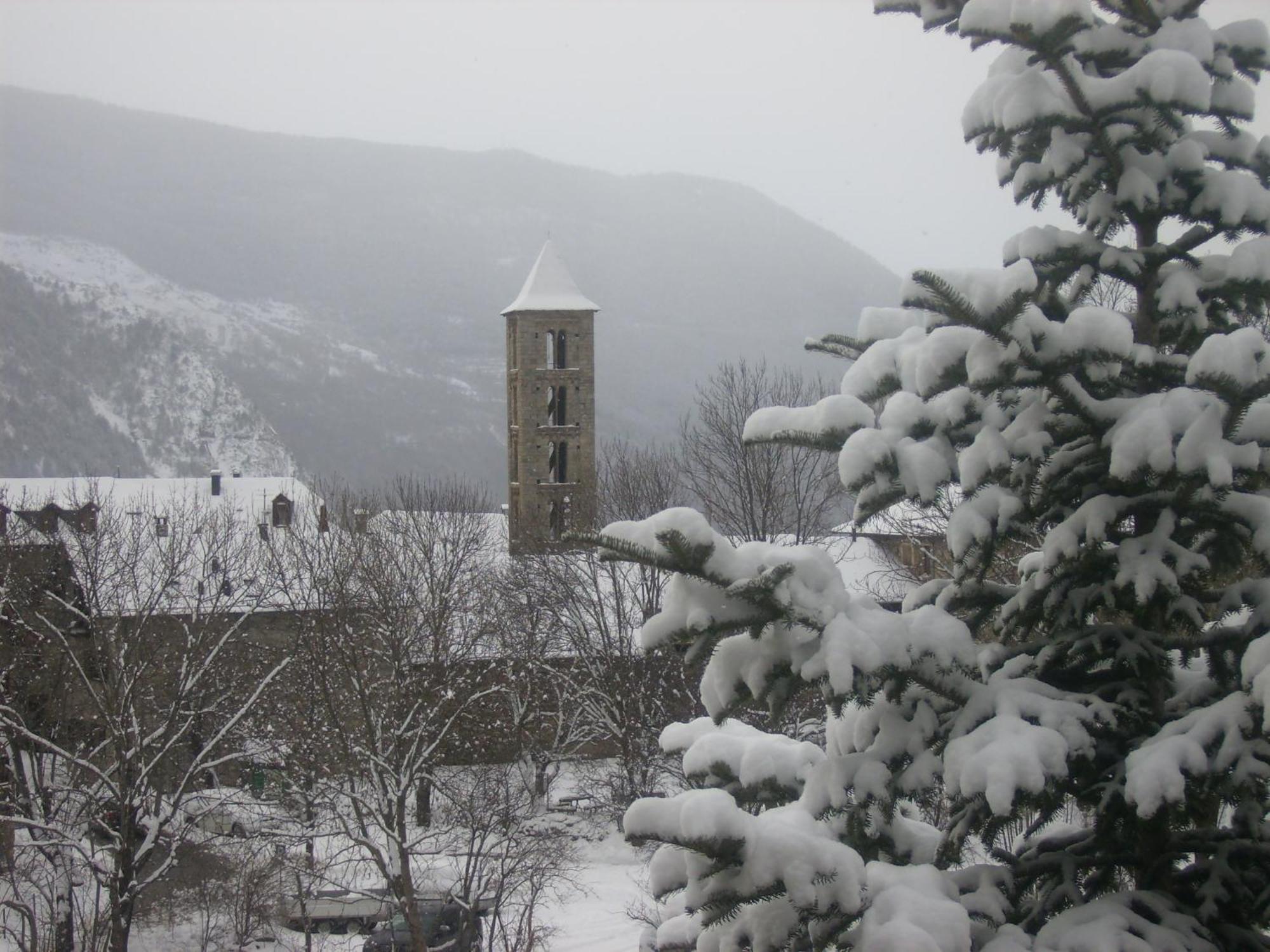 Hostal Pernalle Hotel Erill la Vall Bagian luar foto